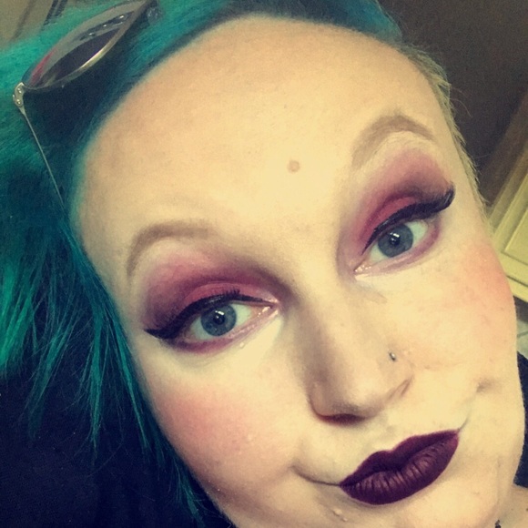 Meet your Posher, Nicole - Picture 2 of 2